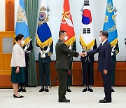 김태성 신임 해병대사령관과 악수하는 문 대통령