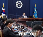 文대통령 "오세훈 첫 국무회의 참석 환영"..吳, '방역·부동산' 직언