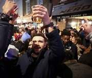 영국, 집단면역 도달..식당·술집 석달만에 문열자 '축제 분위기'