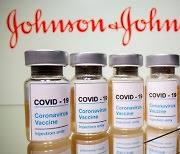 美 여행·항공주 급락..존슨앤존슨 백신 사용 중단 권고 영향