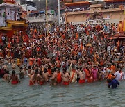 65만명이 노마스크 목욕 의식..세계 2위 코로나 확진국된 인도