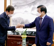<포토> 인사 나누는 박병석 국회의장과 도종환 비대위원장
