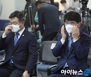 [포토]윤호중·박완주, 민주당 차기 원내대표 2파전