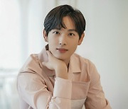 Singer-turned-actor Yim Si-wan donates ₩40 million to youth in need