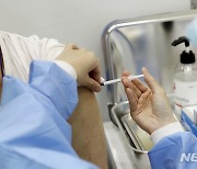 충북 특수·보건교사 등 1차 백신 접종 시작