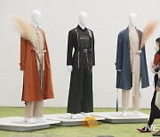 케이팝 스타들이 착용했던 한국의 고유문화 한복 전시