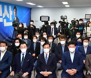 민주당 비상대책위, 부산서 '경청·소통' 혁신방안 논의