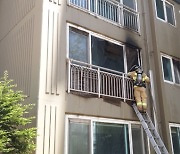 전주 장동 아파트서 화재..24명 구조 인명피해 없어