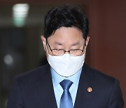 '윤석열 징계 소송' 무대응 법무부.. 법원 "의견 제출하라"