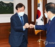 박병석 국회의장 예방해 주먹인사하는 도종환 비대위원장