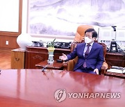 도종환 비대위원장 예방받고 대화하는 박병석 국회의장