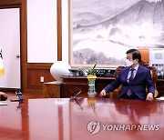 도종환 비대위원장 예방받고 대화하는 박병석 국회의장