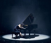 강렬한 퍼포먼스로 느끼는 피아노 선율..창작뮤지컬 '포미니츠'