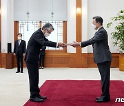 아이보시 고이치 주한 일본대사 신임장 받는 문 대통령