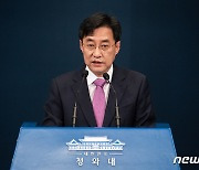 日 신임 대사 만나 '원전 오염수 방류 우려' 전한 문대통령