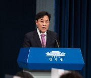 문재인 대통령, 신임 일본대사 만난 자리에 '오염수 방류 우려'