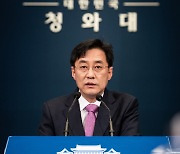 문대통령, 日대사에 "'오염수 방류' 韓 우려 본국에 전달해달라"