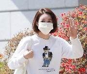 왕지혜, 곰돌이 티셔츠 입고 반가운 손인사