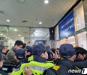 '아시아나 하청노동자 복직촉구' 노조관계자 4명, 경찰 연행(종합)