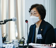 정영애 장관 '위안부 피해자 할머니들 위한 사업 강화'