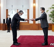 "이 말씀 안 드릴 수 없다"..文 '외교문법' 깨고 日대사에 강경 발언(종합)