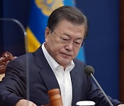 文대통령 "전효관 비서관 '일감 몰아주기' 의혹 즉시 감찰 실시"