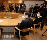 <포토> 오세훈 시장, 서울시구청장협의회 임원들과 첫 면담