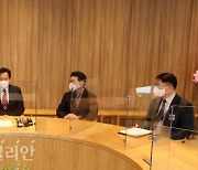<포토> 서울시구청장협의회 임원들과 면담하는 오세훈 시장