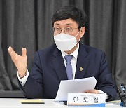 "소상공인 손실보상 본격 논의.. 내년 재정 감축"