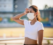 마스크 쓰고 달리는 사람들, 입으로 숨 쉬면 충치 위험 높다