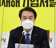 경찰, '김종철 전 정의당 대표 성추행' 고발 각하..사건 종결 처리