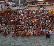 '노마스크 집단 목욕' 인도..코로나 일일 확진 18만명, 최다 확진