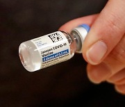 CDC "얀센 백신 접종자, 숨가쁨·두통 있는지 살펴봐야"