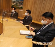 서울시구청장협의회 임원들과 면담하는 오세훈 서울시장