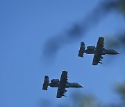 오산기지 상공 비행하는 A-10