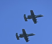 오산기지 상공 비행하는 A-10