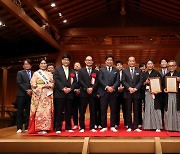 세계 25개국가 및 지역으로 수출되는 일본 스파클링 사케인 '아와사케'의 명예대사에 프랑스의 유명한 소믈리에 임명