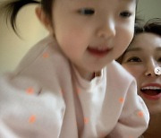 '문재완♥' 이지혜, 4살 딸과 투샷 도전 "사진 찍기 힘드네" [스타IN★]