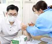 백신 접종하는 이정훈 강동구청장