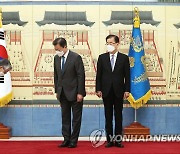 인사하는 문재인 대통령과 아이보시 주한일본대사