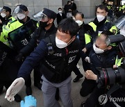 경찰 연행에 저항하는 아시아나 하청업체 해고노동자