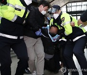 경찰, '단식 농성' 아시아나케이오 해고노동자들 강제퇴거