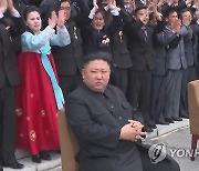 김정은, 세포비서대회 참가자들과 기념사진