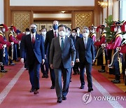 문대통령 "한일, 중요한 파트너..어려움 헤쳐나갈 수 있다"