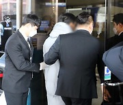 "굶겨 봐요" "패고 싶은데 참는다"..부부카톡에 남은 정인이 학대 정황