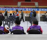 화이자 백신 접종 기다리는 75세 이상 어르신