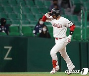 타선 폭발 SSG, NC 6연승 저지..로맥·오태곤 홈런으로 9-3 승