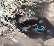 "뱀굴인 줄.." 인니 주민, 배수로 파다 '석굴무덤' 발견
