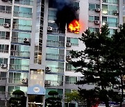 수원 아파트 7층서 불..주민 13명 연기흡입 병원 이송