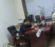 "그게 농담이냐" 성희롱 상사 대걸레로 내리친 中공무원(영상)
